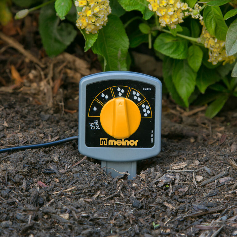 سنسور رطوبت خاک ملنور آمریکا مدل HydroLogic نصب شده در باغچه